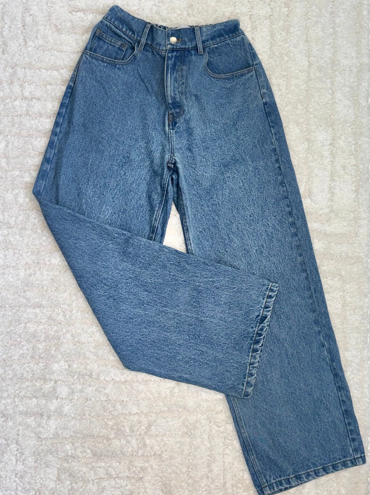 jean bleu avec élastique a la taille que l'on  trouve sur le site leodenim.com