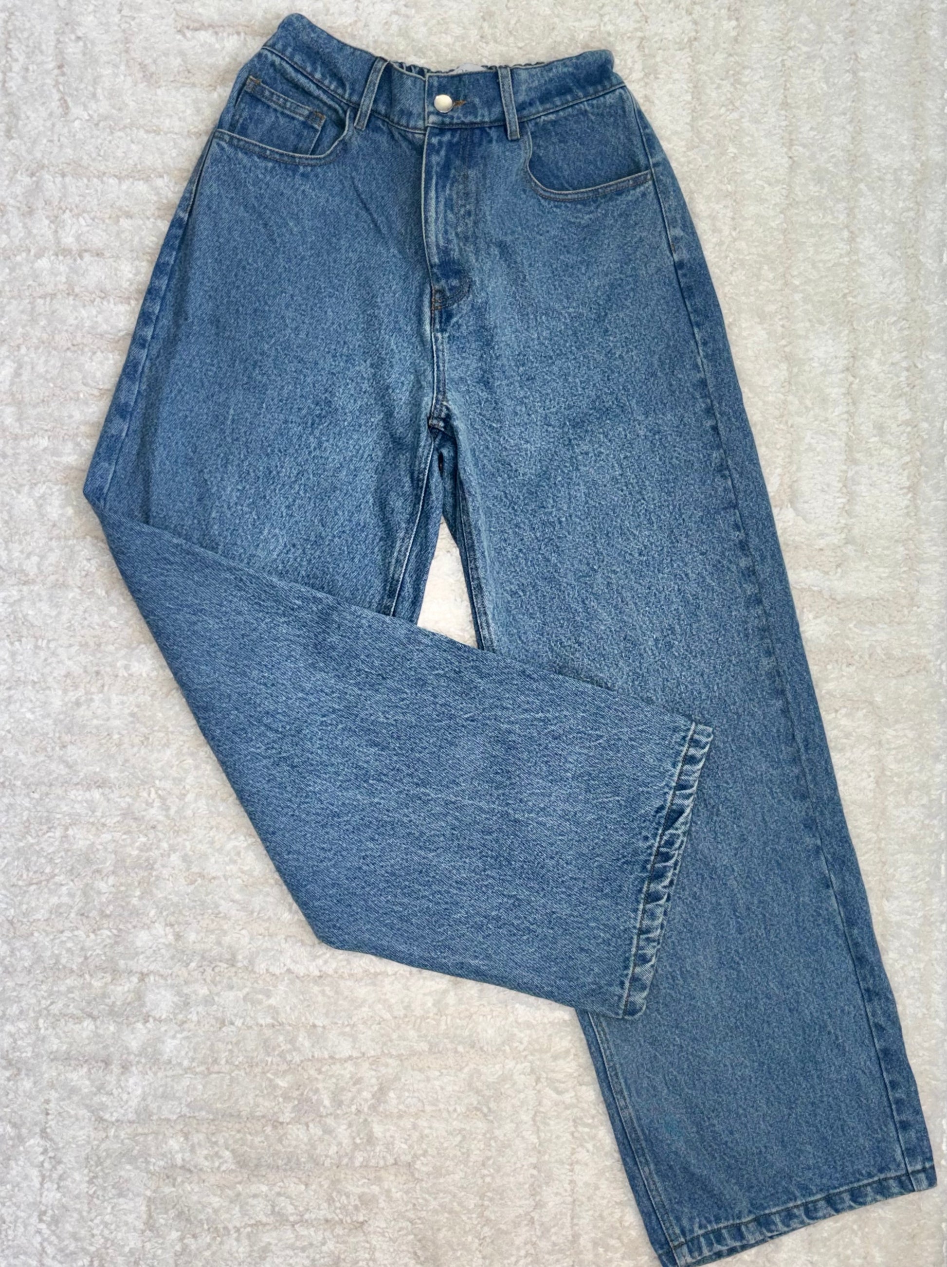 jean bleu avec élastique a la taille que l'on  trouve sur le site leodenim.com