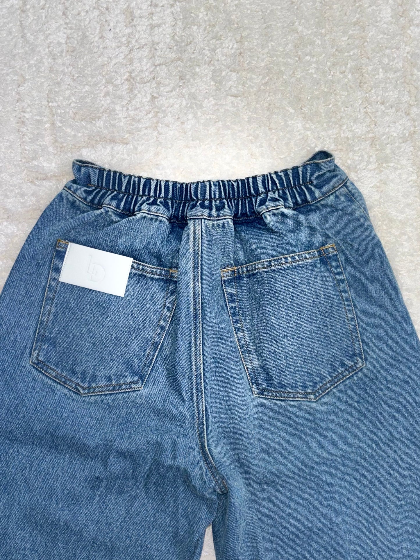 jean bleu avec élastique a la taille que l'on  trouve sur le site leodenim.com